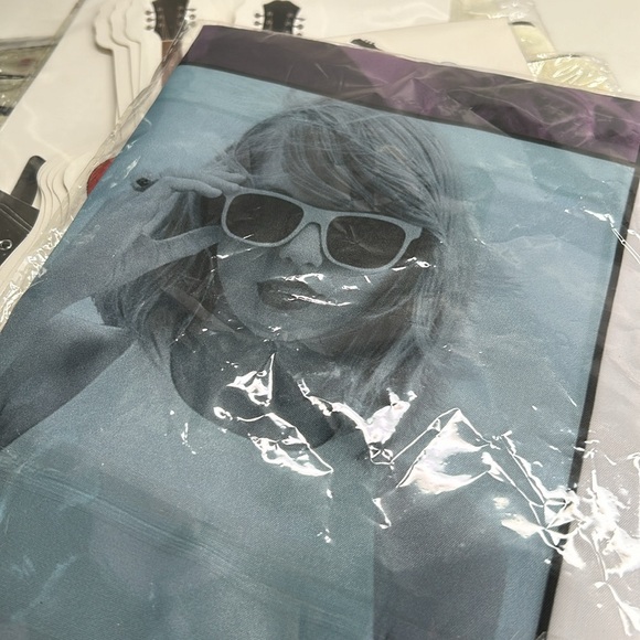 Taylor Swift Party Bundle Includes Wall Tapestry & Party Garland New Product - Picture 11 of 11